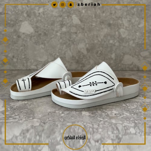 حذاء طبي أبيض تطريز يدوي صوف أسود