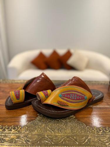 حذاء بني نجدي تطريز يدوي