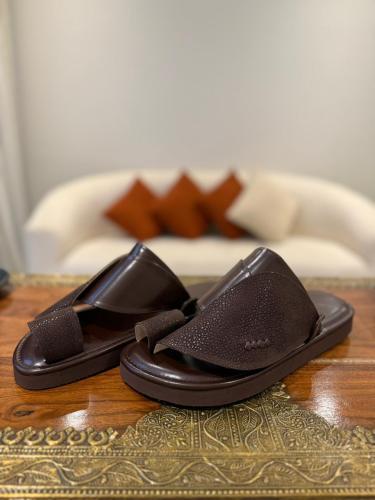 حذاء بني كلاسيك