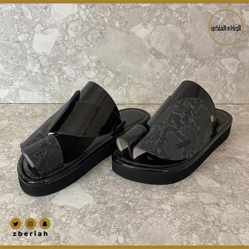 حذاء أسود لامع مع جلد كوبرا