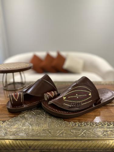 حذاء بني فاتح كلاسيك تطريز يدوي زري ذهبي