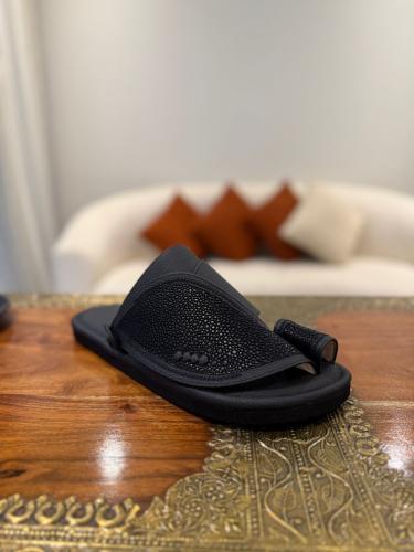 حذاء أسود كلاسيك