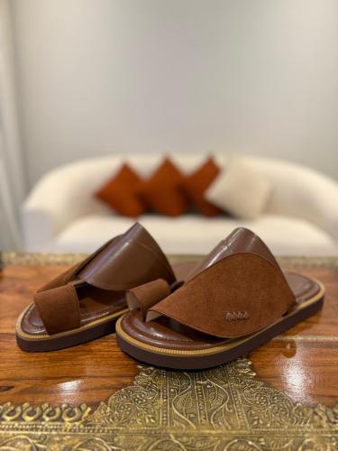 حذاء بني كلاسيك