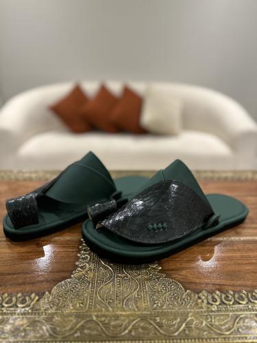 حذاء زيتي مع جلد ثعبان طبيعي