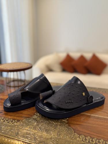 حذاء كحلي مع جلد نعام كحلي