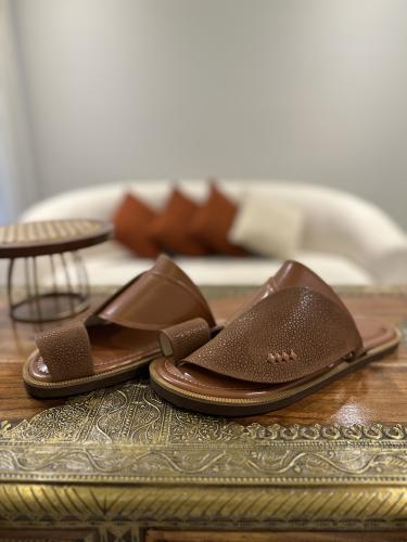 حذاء جملي مع جلد مطبوع