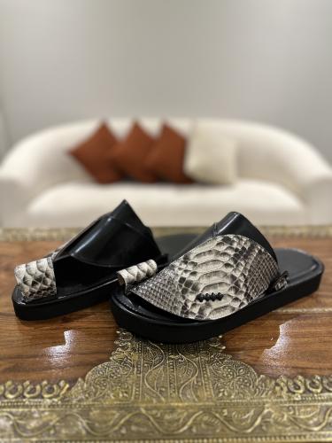 حذاء أسود مع جلد ثعبان طبيعي