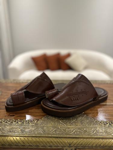 حذاء بني تطريز يدوي صوف بني