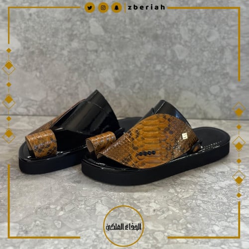 حذاء أسود لامع مع جلد ثعبان طبيعي