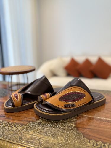 حذاء بني مع أصفر غامق تطريز يدوي صوف