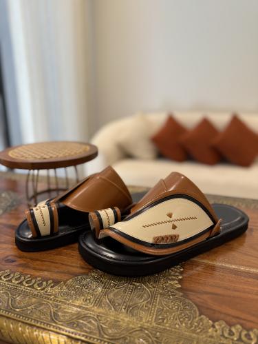 حذاء أسود مع سكري-جملي تطريز صوف يدوي