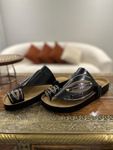 حذاء طبي أسود تطريز يدوي زري ذهبي