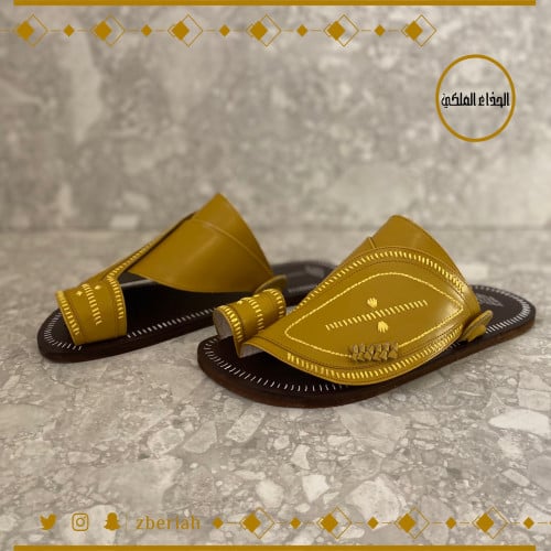 حذاء بني مع  أصفر غامق تطريز يدوي صوف