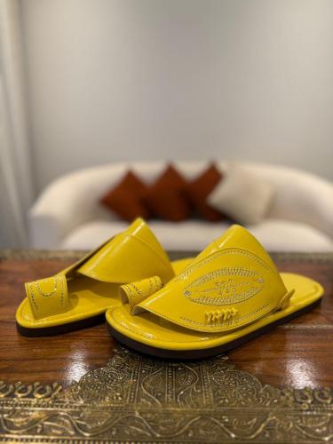 حذاء أصفر لامع تطريز يدوي زري ذهبي