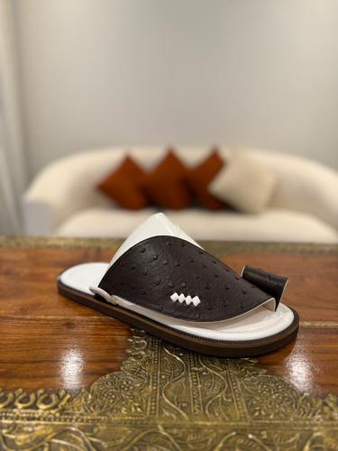 حذاء أبيض مع جلد النعام بني