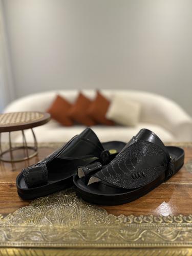 حذاء طبي أسود تطريز يدوي زري ذهبي