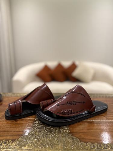 حذاء أسود مع بني تطريز يدوي صوف كتان