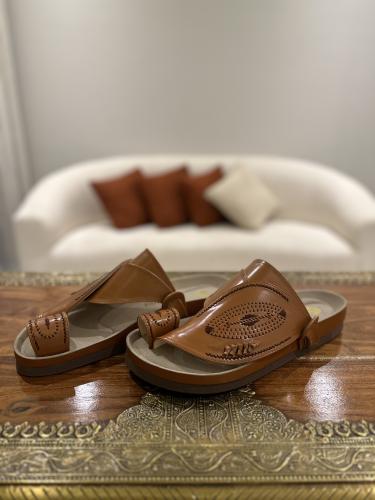 حذاء طبي جملي تطريز يدوي صوف بني
