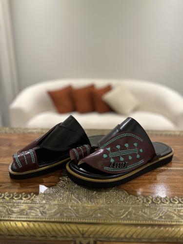 حذاء أسود مع عنابي تطريز يدوي