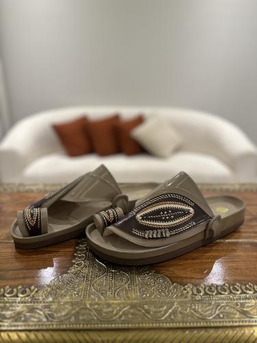 حذاء طبي بيجي لامع مع بني تطريز زري ذهبي