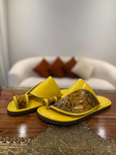 حذاء أصفر لامع مع جلد ثعبان طبيعي