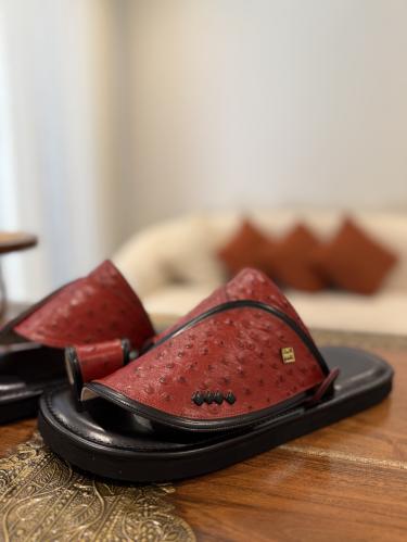 حذاء أسود مع جلد نعام عنابي