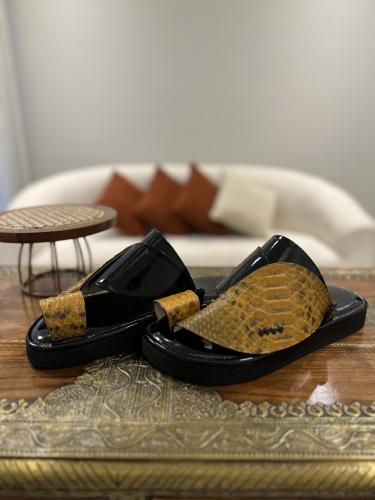 حذاء أسود لامع مع جلد ثعبان طبيعي