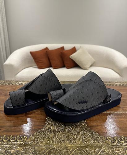 حذاء كحلي مع جلد نعام رصاصي