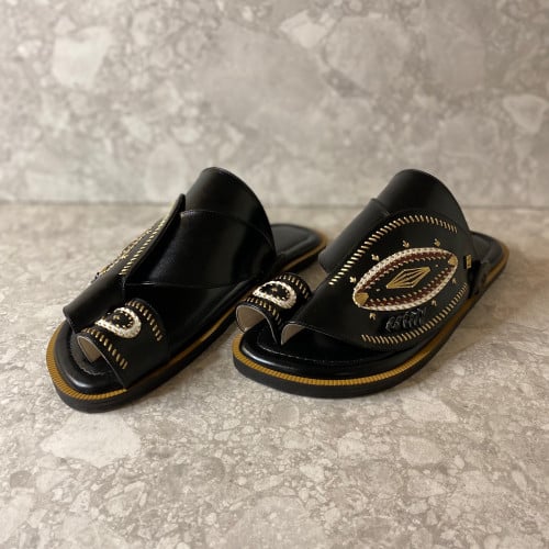 حذاء أسود تطريز زري ذهبي يدوي