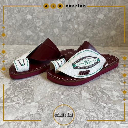 حذاء عنابي مع جلد ثعبان أبيض مطرز