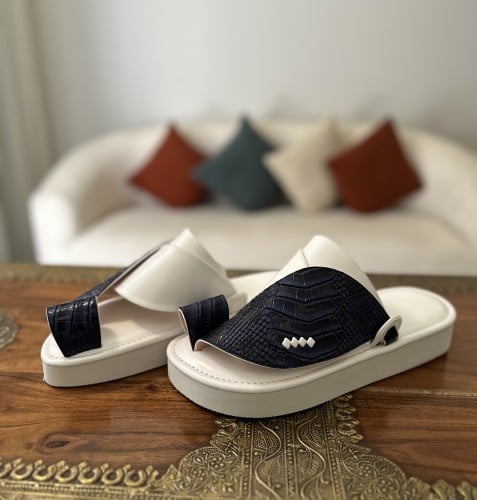 حذاء أبيض مع جلد تمساح كحلي مطبوع