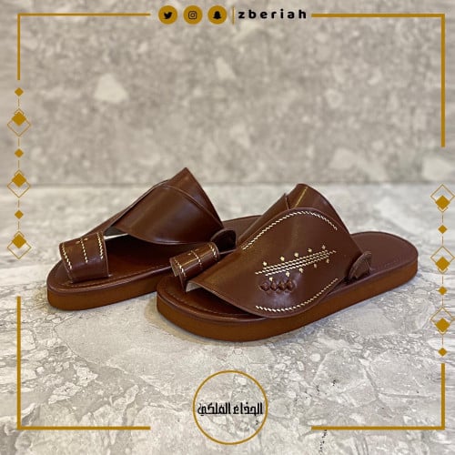 حذاء بني تطريز يدوي زري ذهبي