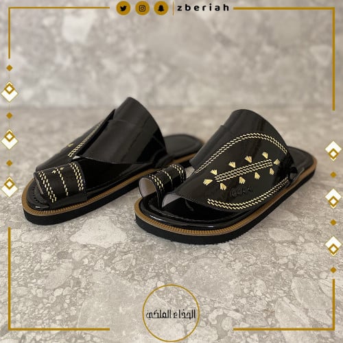 حذاء أسود لامع تطريز يدوي زري ذهبي