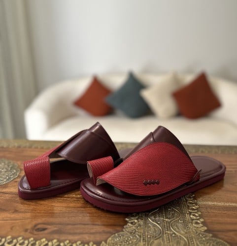 حذاء عنابي مع جلد ليزرد