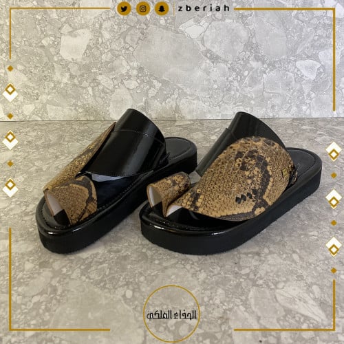 حذاء أسود لامع مع جلد ثعبان طبيعي