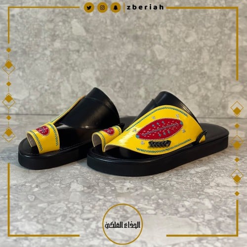 حذاء اسود مع اصفر تطريز يدوي