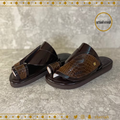 حذاء بني لامع غامق مع جلد ثعبان بني