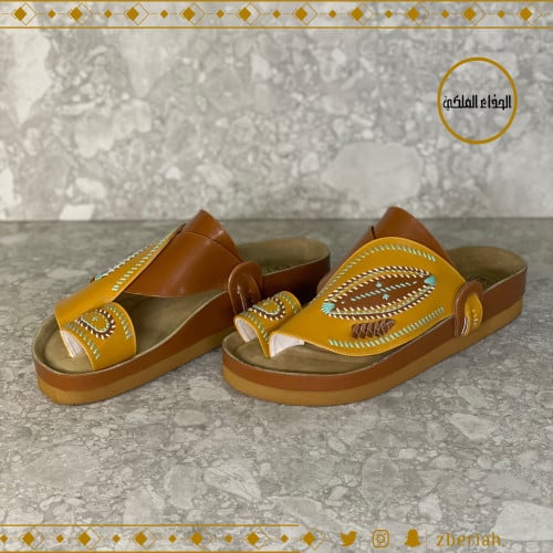 حذاء طبي جملي مع أصفر تطريز يدوي