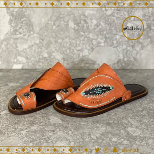 حذاء بني مع جملي تطريز يدوي