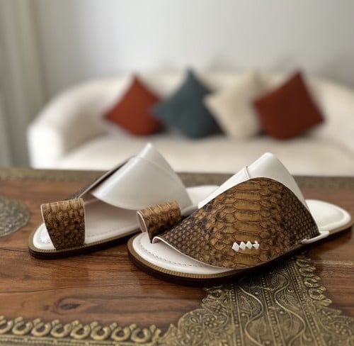حذاء أبيض مع جلد ثعبان طبيعي