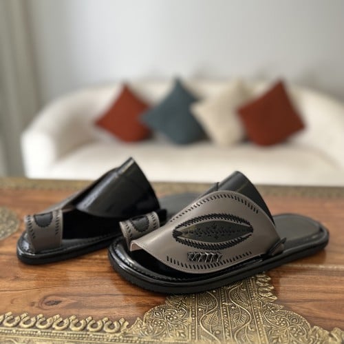 حذاء أسود لامع مع رصاصي تطريز يدوي صوف كتان