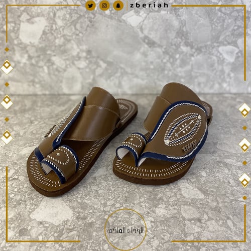 حذاء زبيري بني فاتح لاين كحلي تطريز يدوي صوف سكري