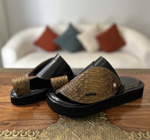 حذاء أسود لامع مع جلد ثعبان طبيعي