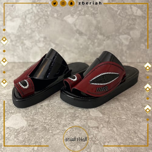 حذاء أسود لامع مع عنابي تطريز يدوي صوف أسود