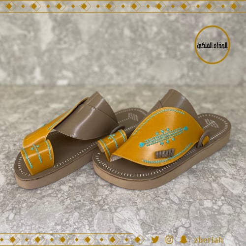 حذاء بيج مع اصفر تطريز يدوي