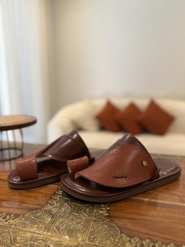 حذاء أسود لامع مع جلد ثعبان طبيعي