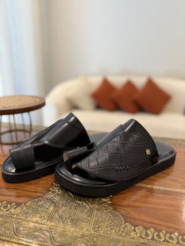 حذاء أسود مع جلد تمساح أسود