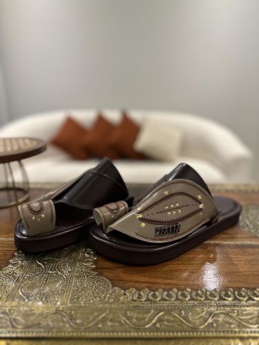 حذاء رسمي بني مع بيج تطريز يدوي صوف كتان