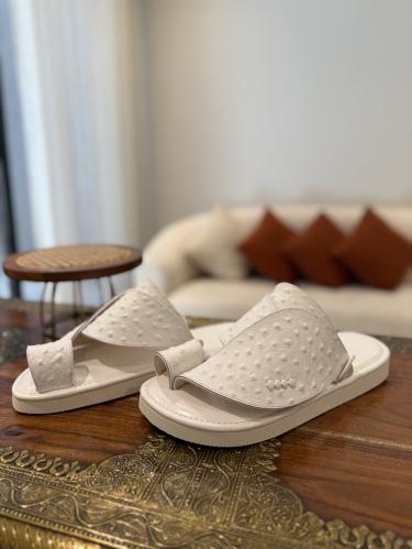 حذاء أبيض مع جلد نعام أبيض