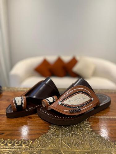 حذاء بني تطريز يدوي زري فضي